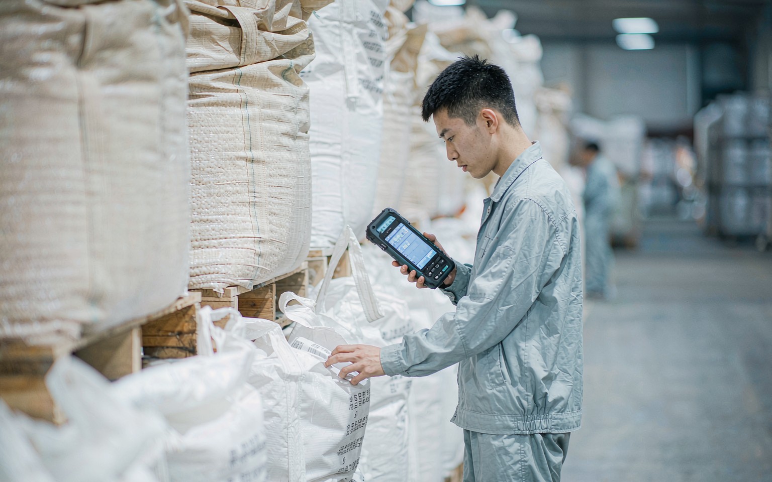 操作人员使用工业PDA扫码核对树脂物料批次